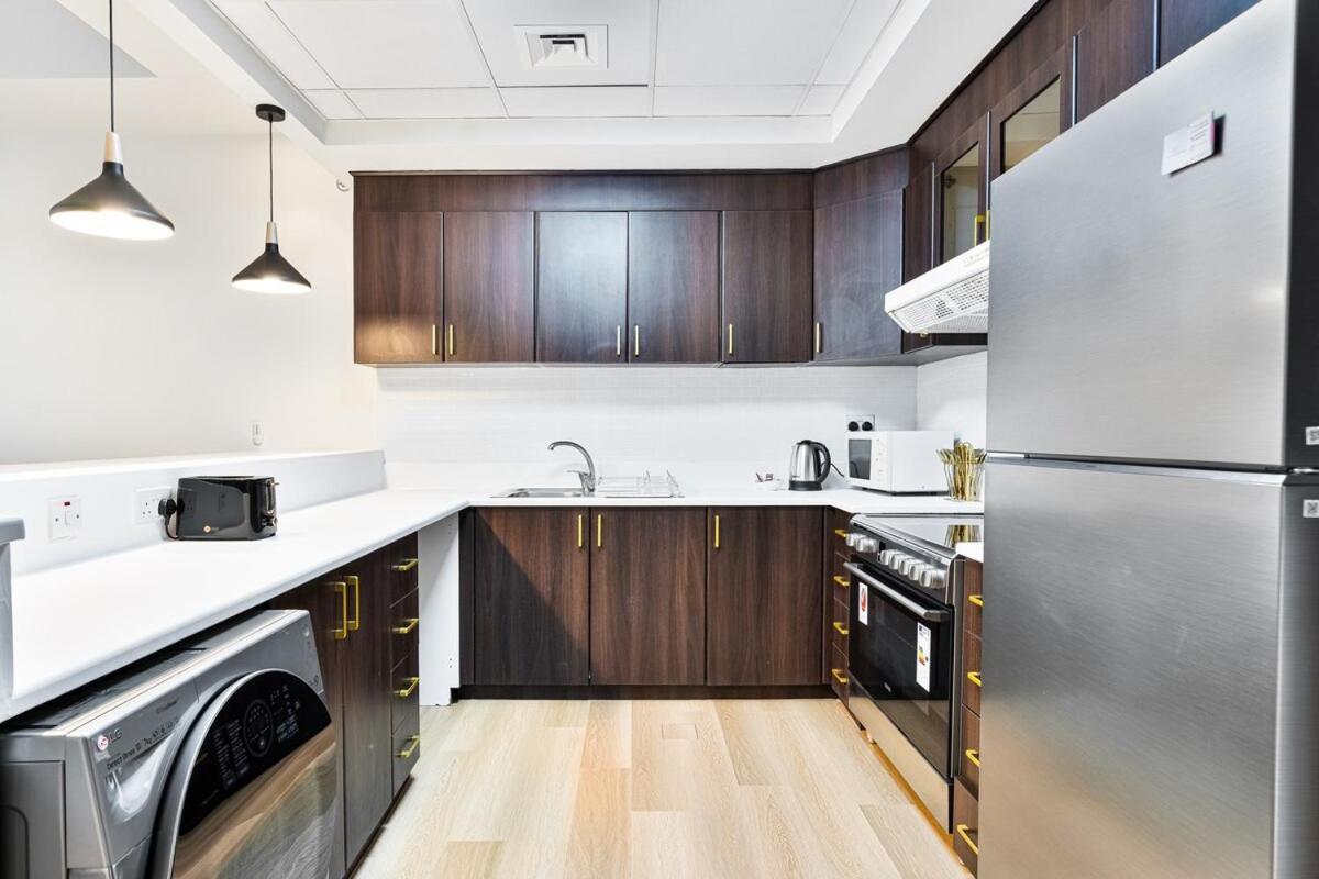 Stunning 1br Haven With Canal Views, Gym And Pool Appartement