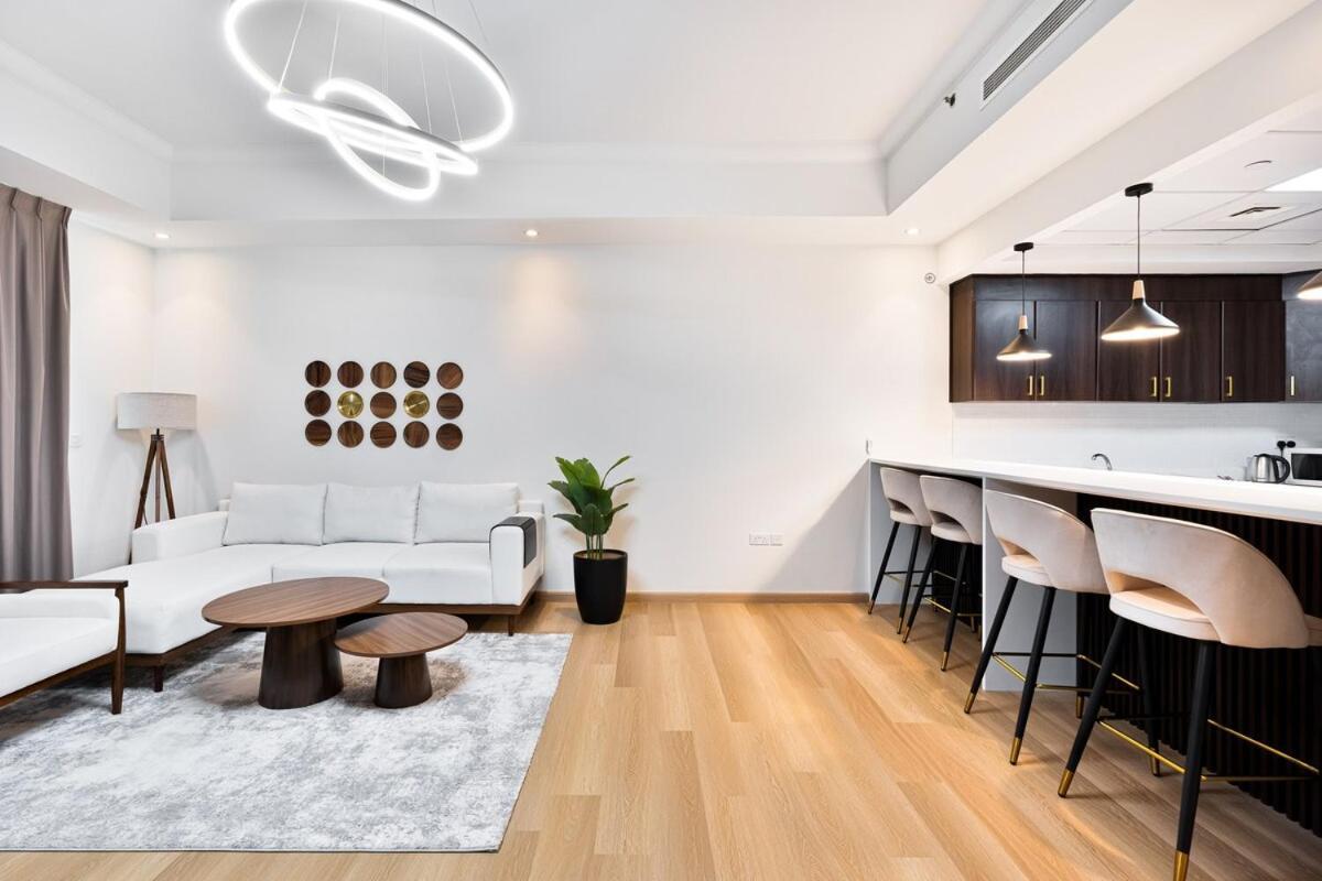 Stunning 1br Haven With Canal Views, Gym And Pool Appartement Dubai